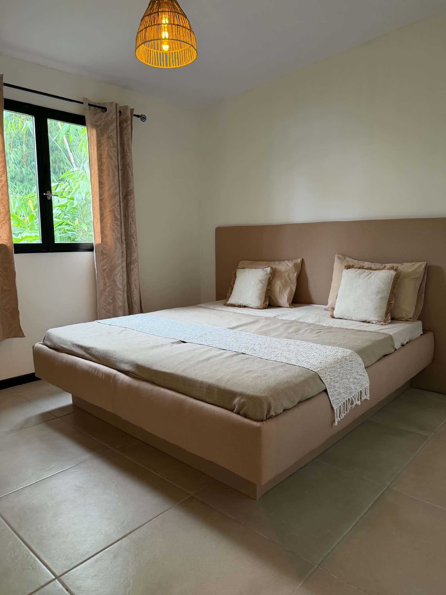 Chambre avec lit beige